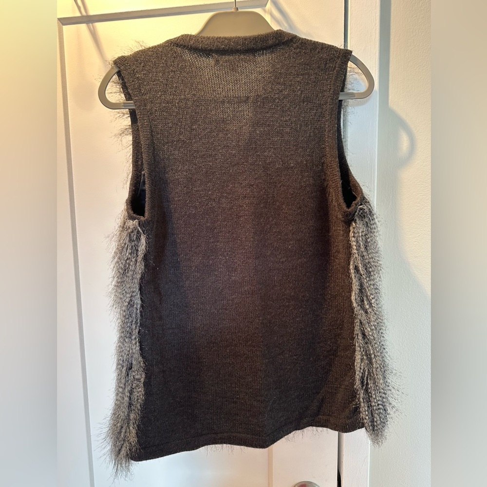 New York Company gray faux feather vest with knit sweater back - size M - Picture 4 of 7